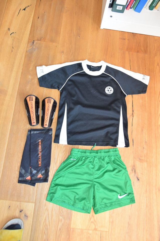 Sportset Schienbeinschoner Adidas, Nike Sporthose + Shirt Gr. 128 in Oldenburg