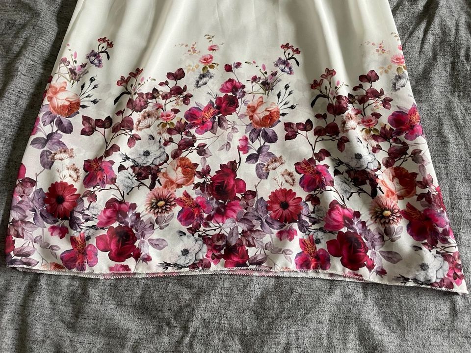 Schulterfreies Chiffon Kleid weis Blumen in Weinstadt