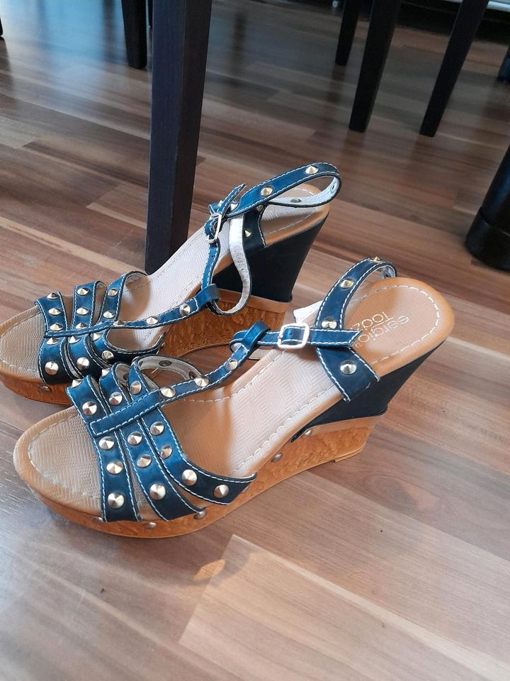 **schöne Sommer Keilabsatz Schuhe Gr.40 mit Nieten ** in Seelow