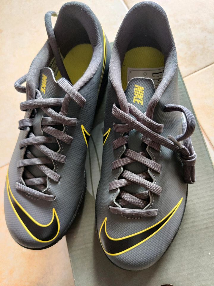 *Neu* Nike Kinder Fußballschuhe Gr. 33,5 in Pforzheim