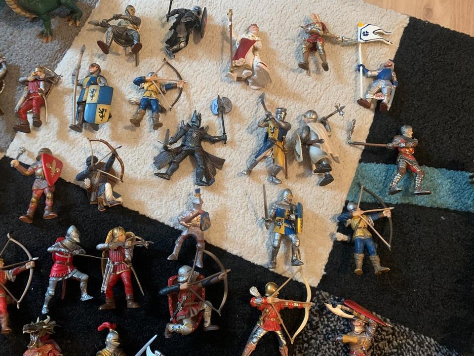 Riesige Schleich Ritterburg mit etlichen Rittern und mehr in Krefeld