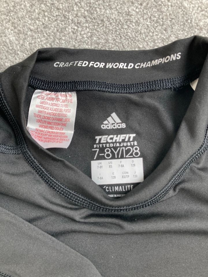 Adidas Tec Fit 128 Longsleeve  und Leggins in Heroldsberg