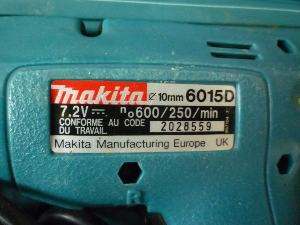 Makita Akkuschrauber 6015D mit drei Akkus sehr guter Zustand in Fluorn-Winzeln