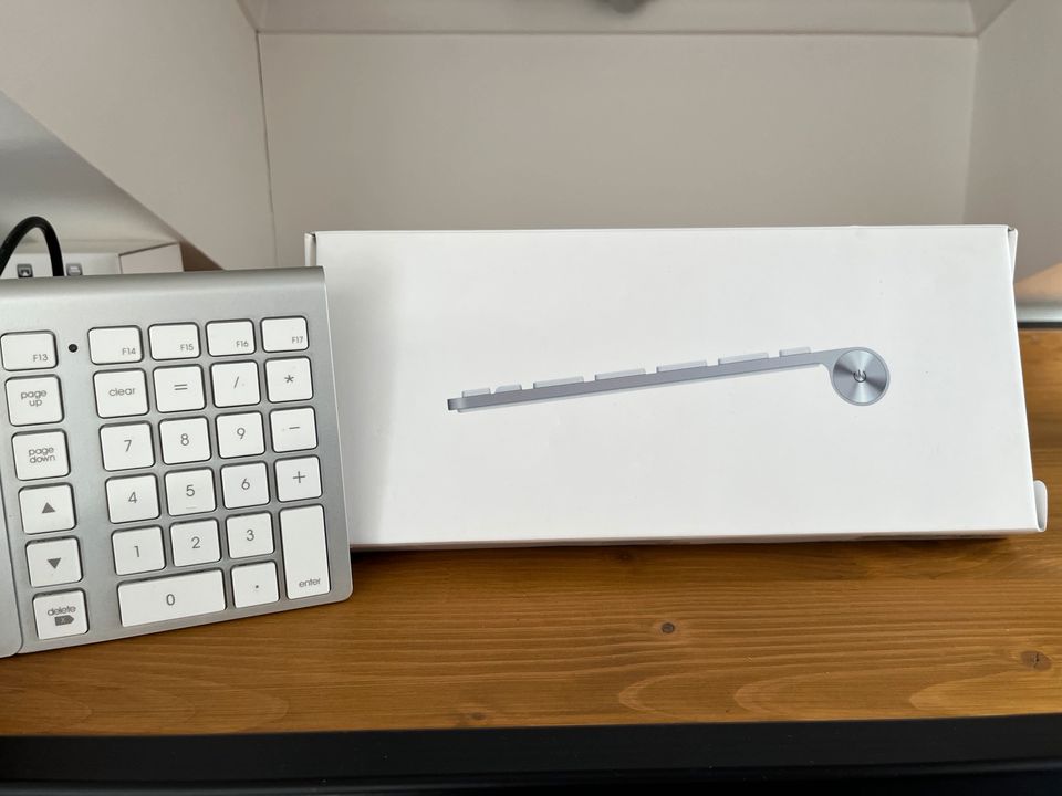 Apple Tastatur mit externen Zahlenfeld in Bakum