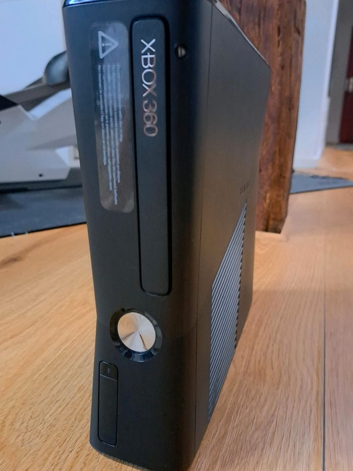 XBox 360 schwarz mit Spielen in Nübbel