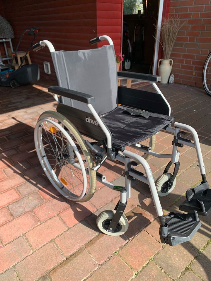 Rollstuhl, nie benutzt, neuwertig, zusammenklappbar, drive in Lütetsburg