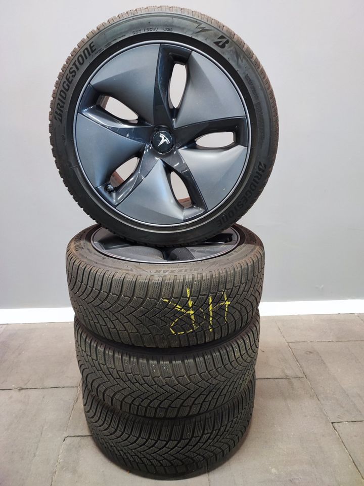 Winterräder Tesla Model 3 1044221-00-C 235/45R18 98V in Schenefeld