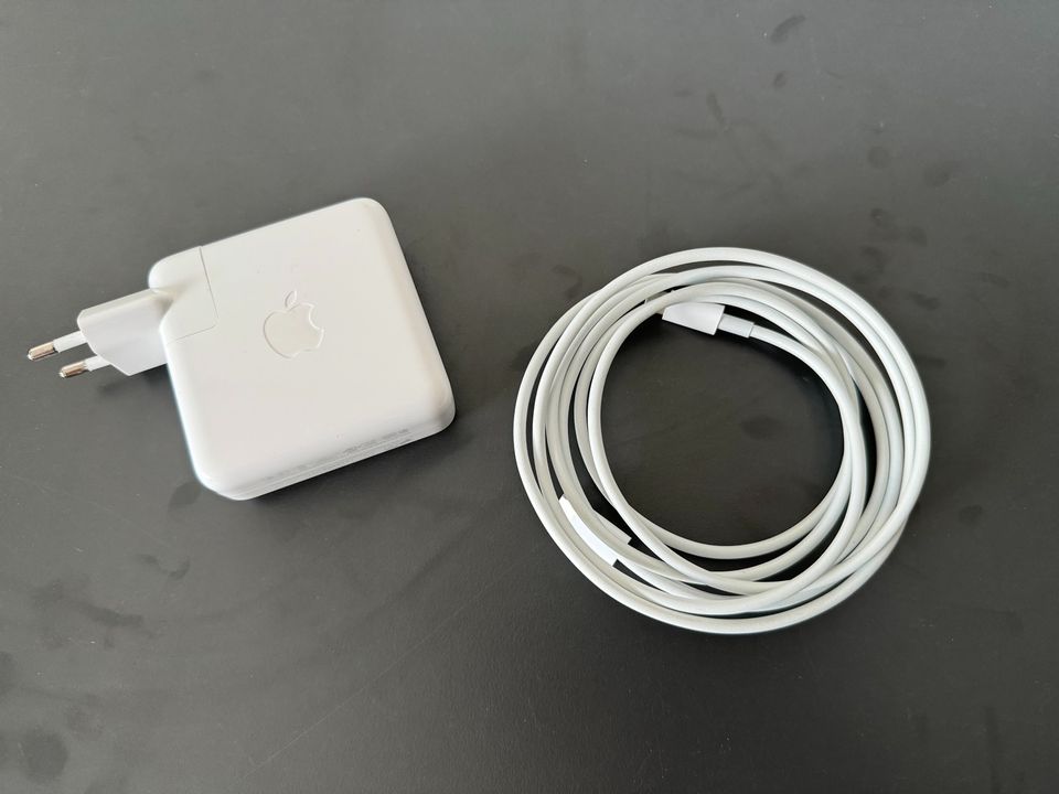 Apple Macbook Pro M1 (2020) - 128 Ladezyklen mit OVP & Ladekabel in Freisen