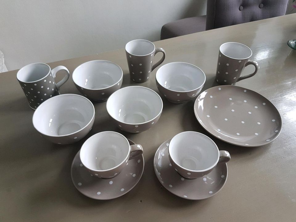 Geschirr-Sammlung Teller Becher Tassen Bowls*taupe Dots*Landhaus* in Bielefeld