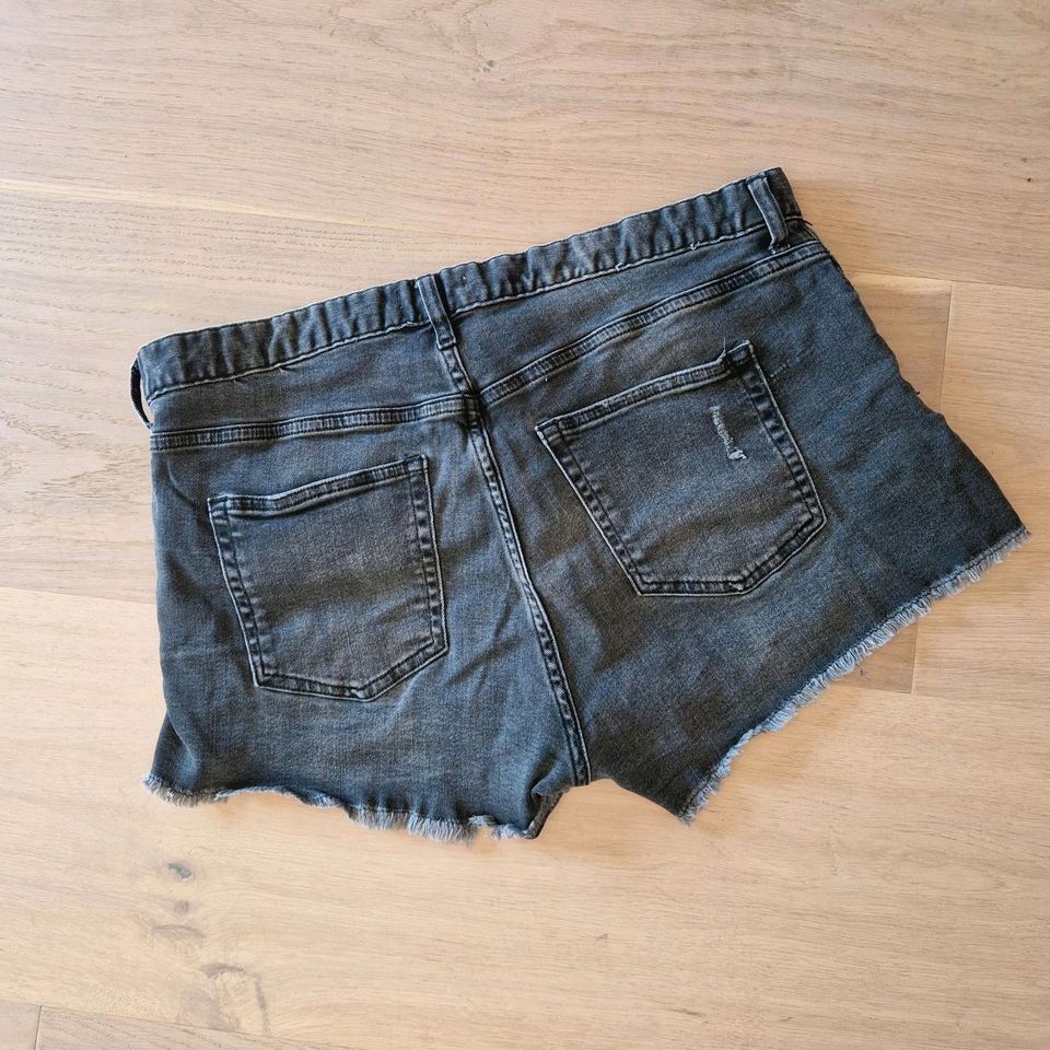 H&M kurze Jeans grau Gr.44 in Bevergern