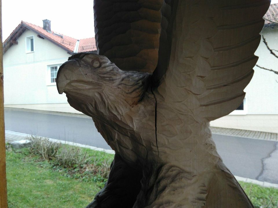 geschnitzter Adler und Hase auf Basaltsäulen Rhön Basalt in Birx