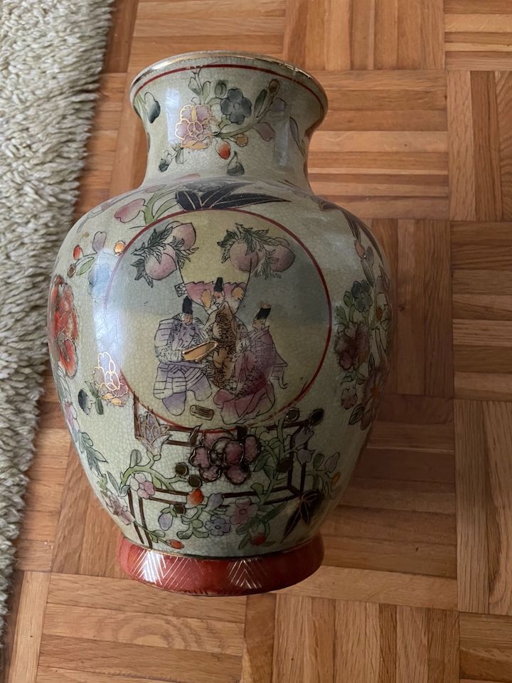 VASE MIT CHINESISCHEN MOTIVEN CA. 30cm in Aachen