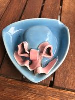 Aschenbecher aus Uromas Zeit blau mit rosa Schleife Keramik Bayern - Freising Vorschau