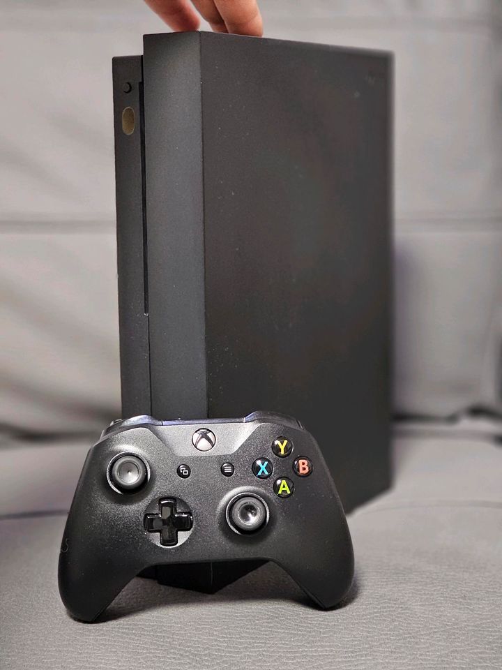 Xbox One X 1TB (neuwertig) mit Orig.Verpackung in Kirchheim unter Teck