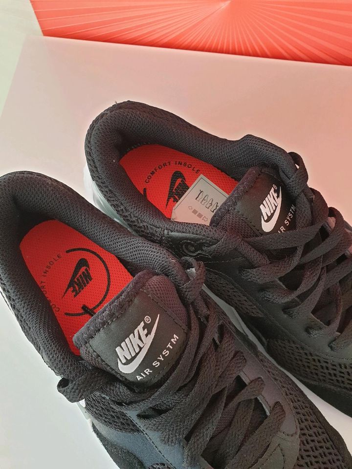 Neue Nike Air Max Größe 40.5 in Villingen-Schwenningen