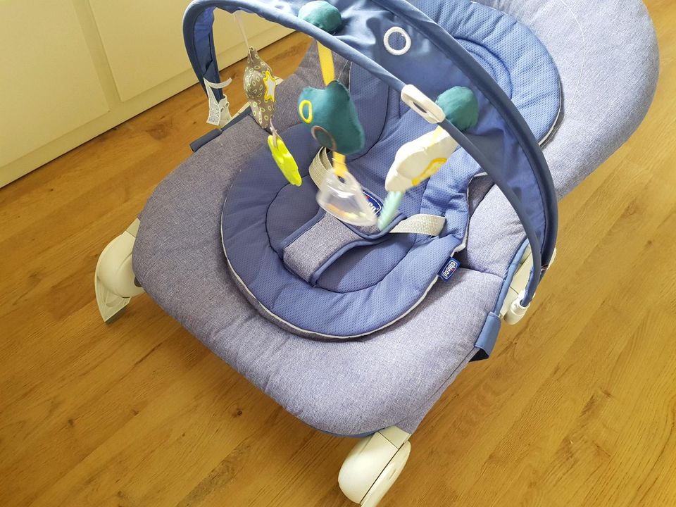 Chicco Babywippe blau mit Spielebogen + Newborn Sitzverkleinerer in Wolfsburg