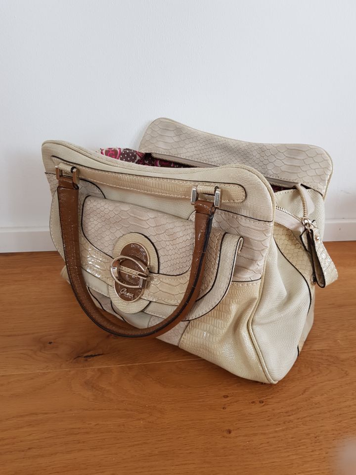 GUESS-Handtasche, neu, kleiner Fehler (s. Bild) in Erlangen