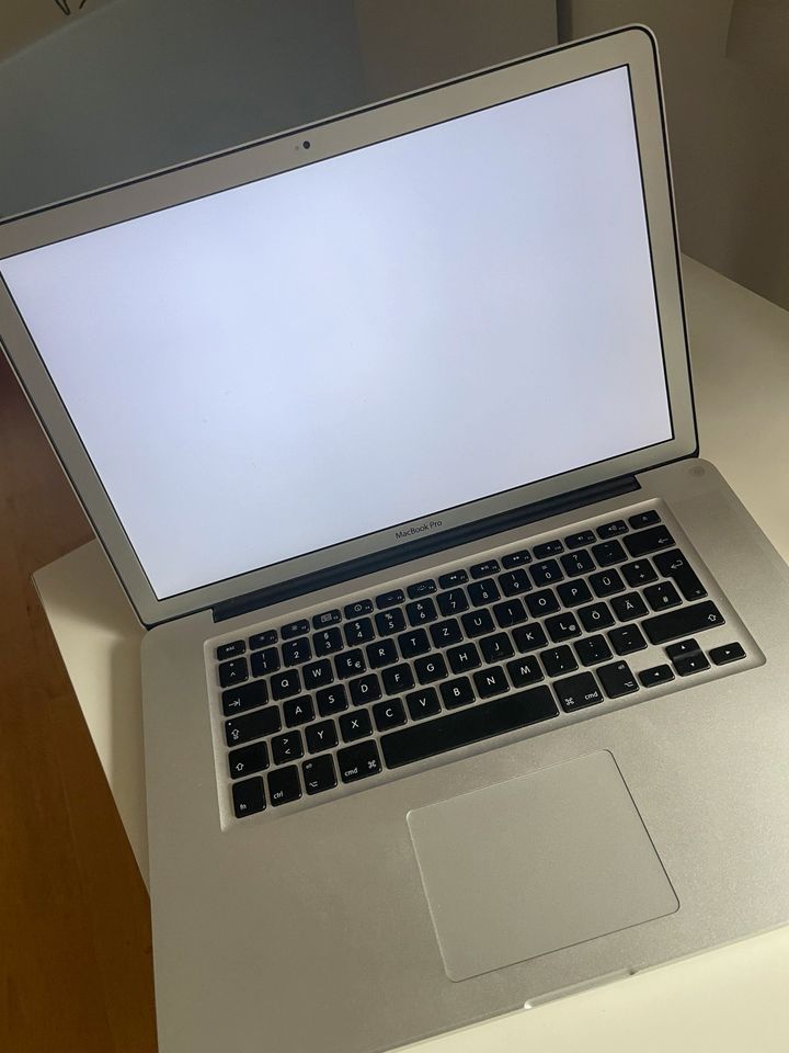 MacBook Pro 15 2010 i5 2,4 DEFEKT gebraucht in Schöningen