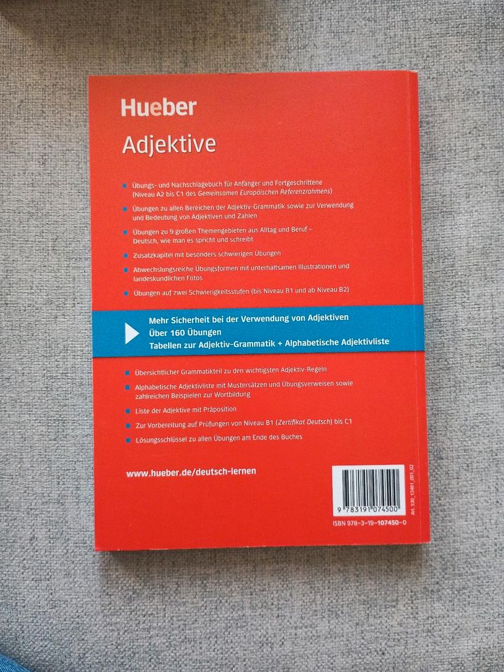 Hueber Deutsch Adjektive, German grammar book in Berlin