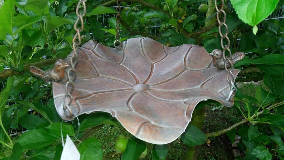 Vogeltränke Vogelfutterstelle Vogelbad Kette Metall NEU in Bissendorf
