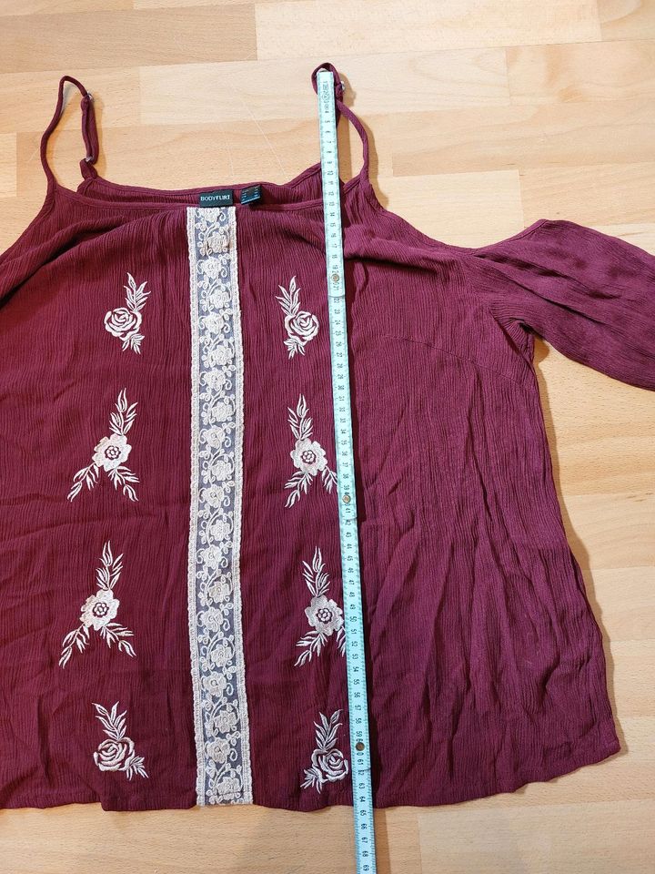 2 Shirts/ Tops / Tunika  schulterfrei Gr 44 in Neuberg