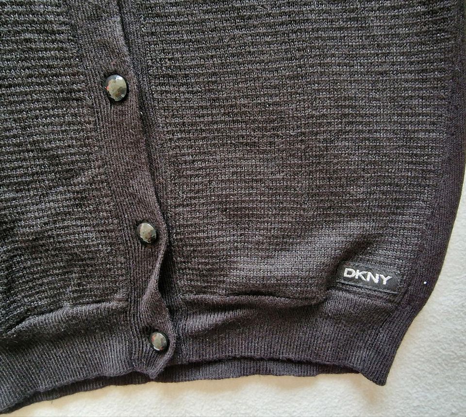 DKNY Strickjacke schwarz mit Glitzer vorne Größe 104 in Wetzlar