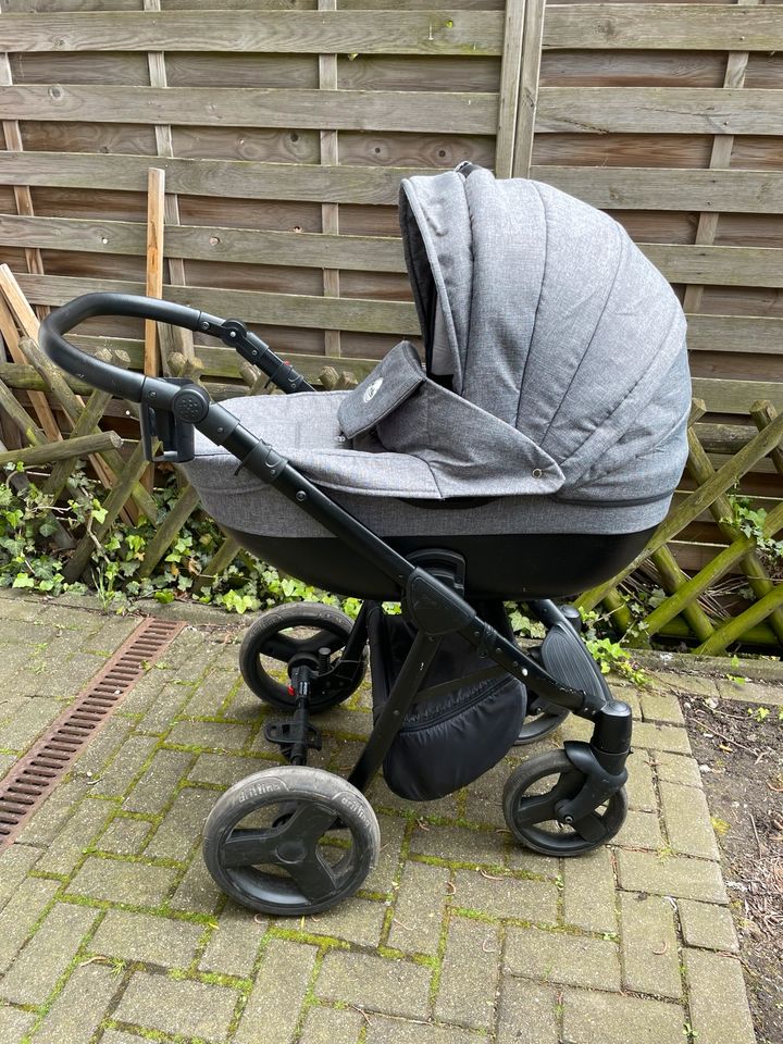 kinderwagen mit babywanne und sportsitz in Duisburg