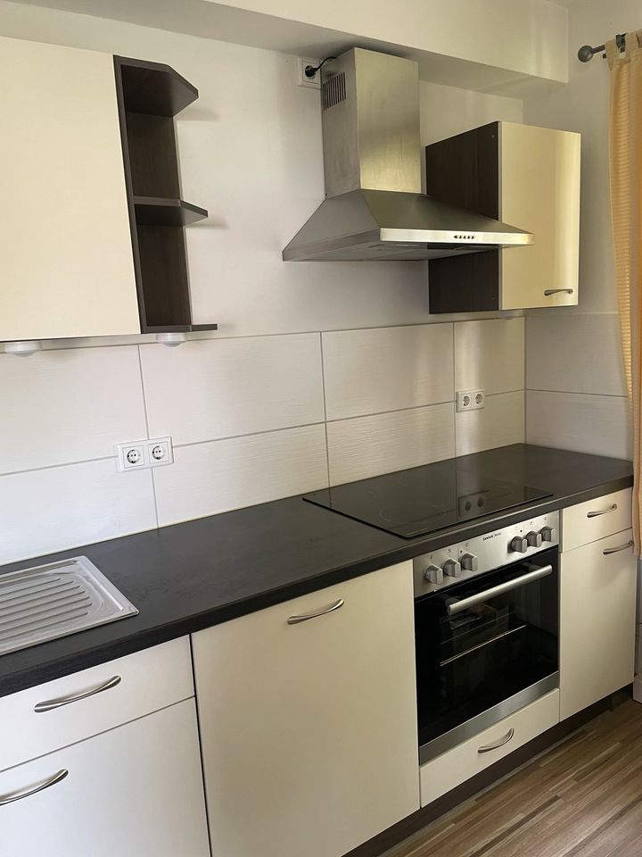Küchenzeile creme-braun mit Geräten und Dunstabzugshaube in Dresden