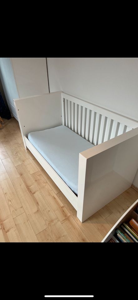 Kidsmill Alaska Babybett Hochglanz Kinderbett Matratze in Regenstauf