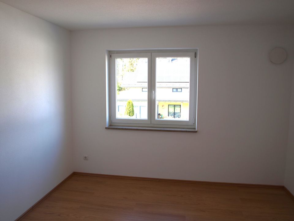 Sofort bezugsfrei! Sehr gepflegte 4-Zimmer-Maisonette-Wohnung (OG + DG) in Altfraunhofen