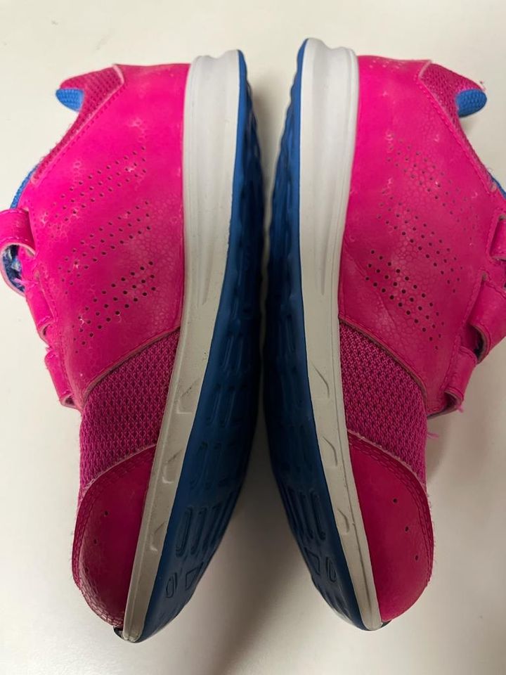 Sportschuhe pink für Halle, Gr. 34 von Adidas in Tamm