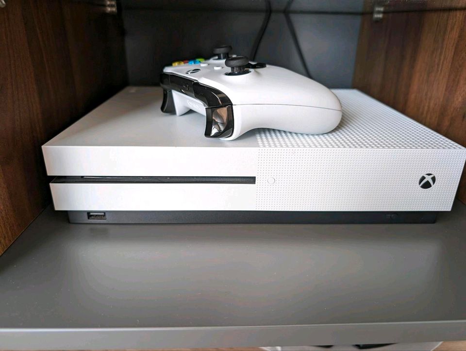 Xbox One S mit Controller 500GB in Rottenburg am Neckar