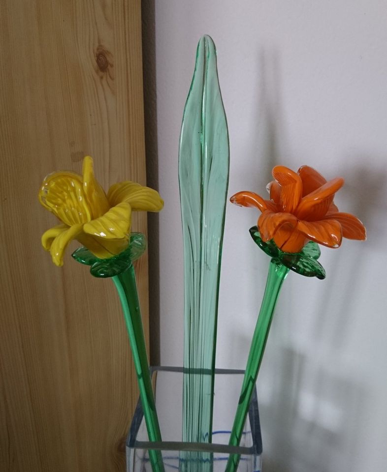 Zwei Glasblumen mit Glasblatt in Grettstadt