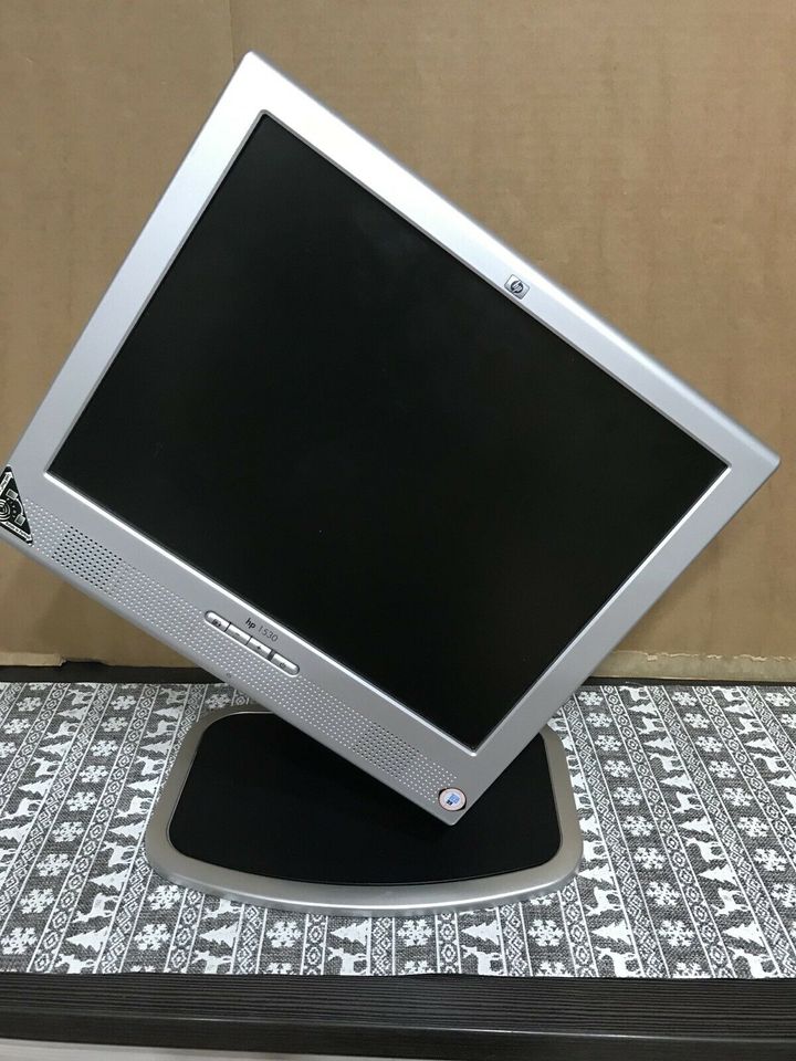 ** HP 15" TFT LCD HP Flat PC Monitor Pivot Lautsprecher Fuss ** in Neuhausen ob Eck