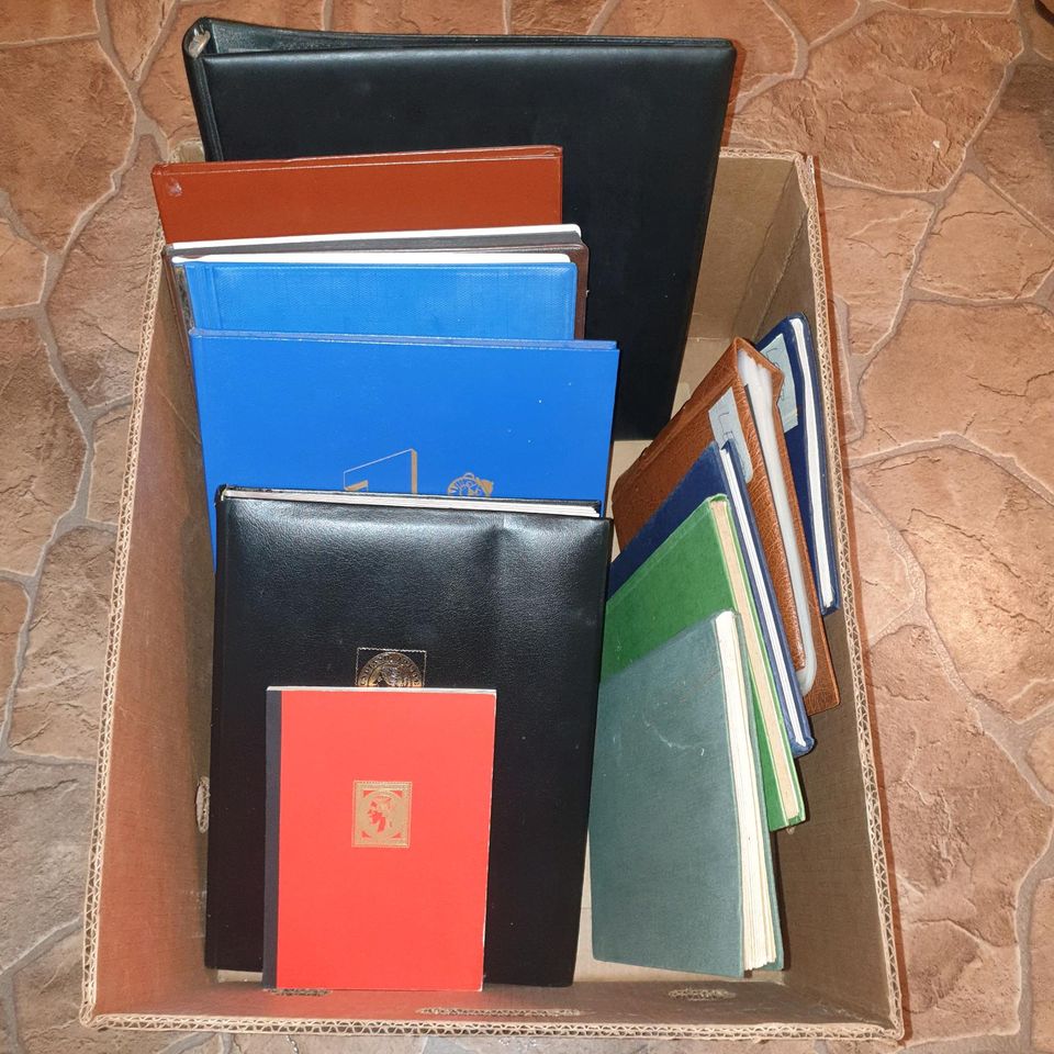 Kiste mit 12 Einsteckbüchern. in Walsrode