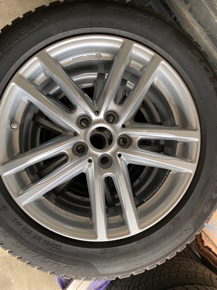 Pirelli 225/55 R17 Winterreifen BMW X1 in Rechberghausen