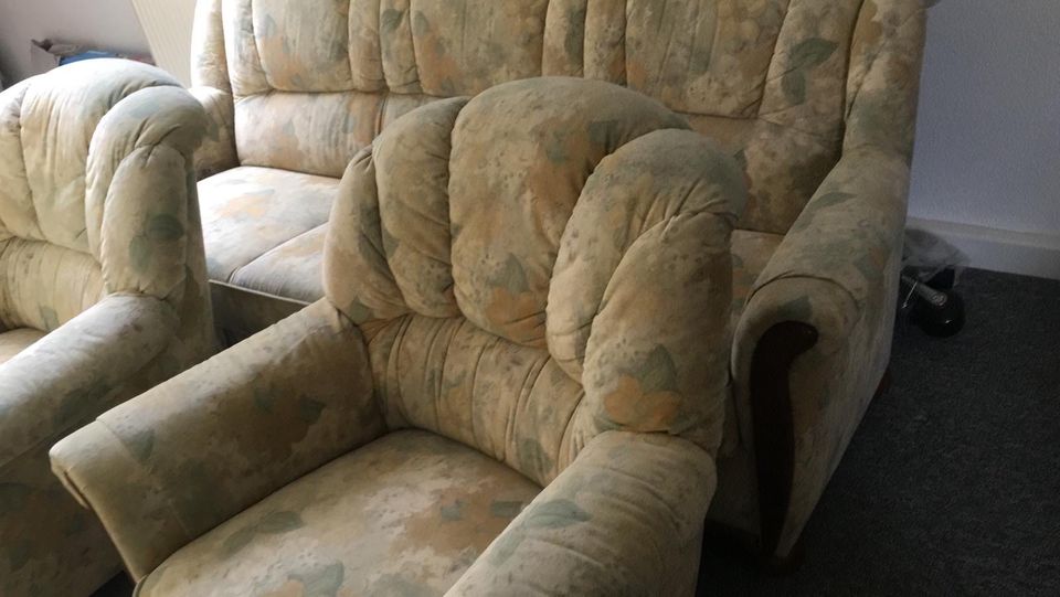 Sofa mit Schlaffunktion & Staukasten sowie 2 Sesseln in Laage
