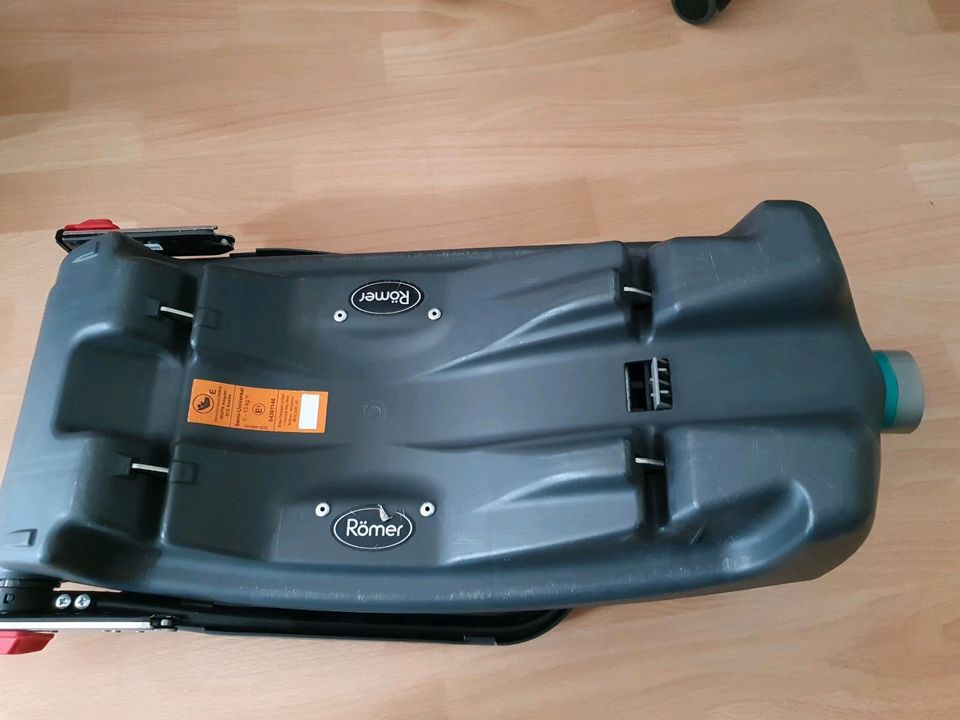 Babyschale von Britax Römer mit ISOFIX Station in Lohfelden