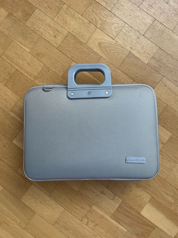 Laptop-Tasche grau/silber für 16 Zoll-Laptop von Bombata in München
