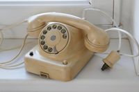 Altes Bakelit Telefon Kapsch, creme/weiß mit Wählscheibe, BJ 1958 Bayern - Bad Reichenhall Vorschau