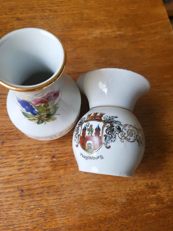 Haben 2 kleine Vasen aus porzellan zu verkaufen in Bochum