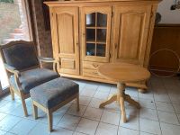 Sessel, kleiner Tisch, kleiner Wohnzimmer und Lampe Nordrhein-Westfalen - Velbert Vorschau