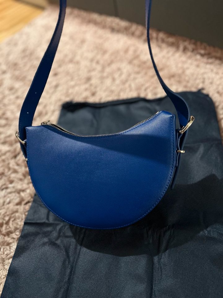 Neu Tommy Hilfiger Tasche blau Gold Halbmond in München