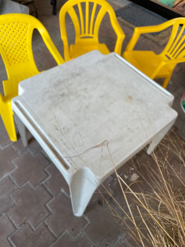 Outdoor Tisch mit Stühlen für Kinder in Mühlhausen