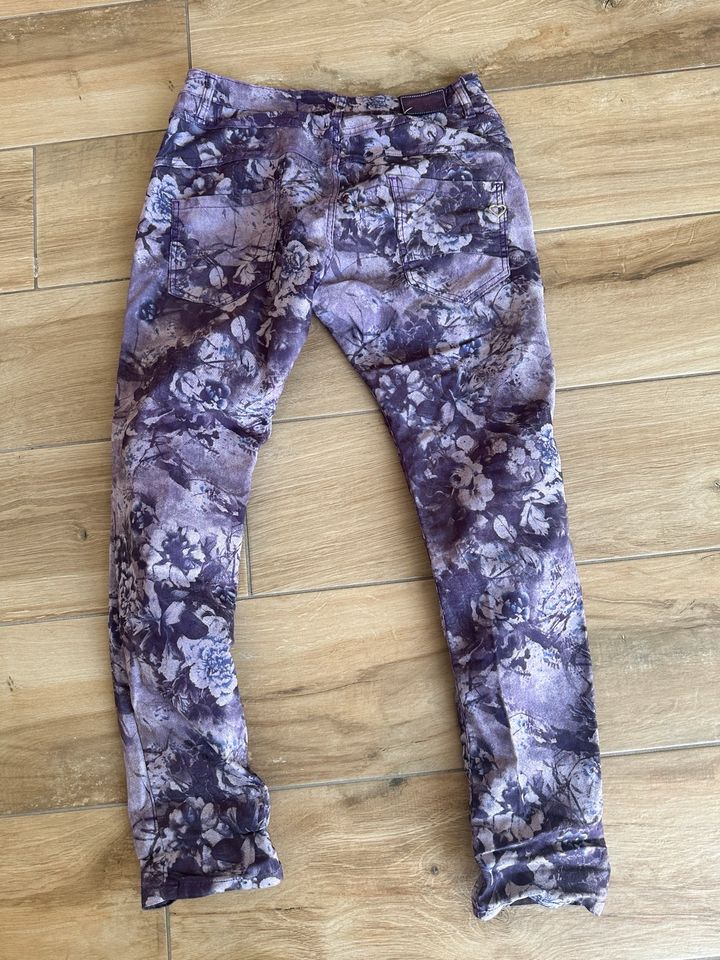 Please Jeans P78, lila mit Blumen, Größe Medium in Georgsdorf