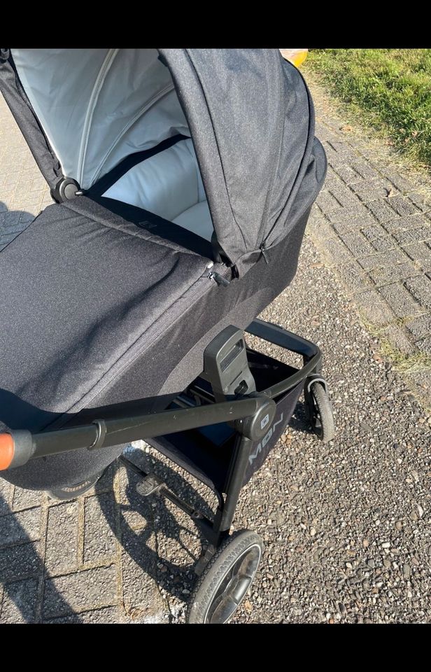 Kombi Kinderwagen (Moon Resea) in Krefeld