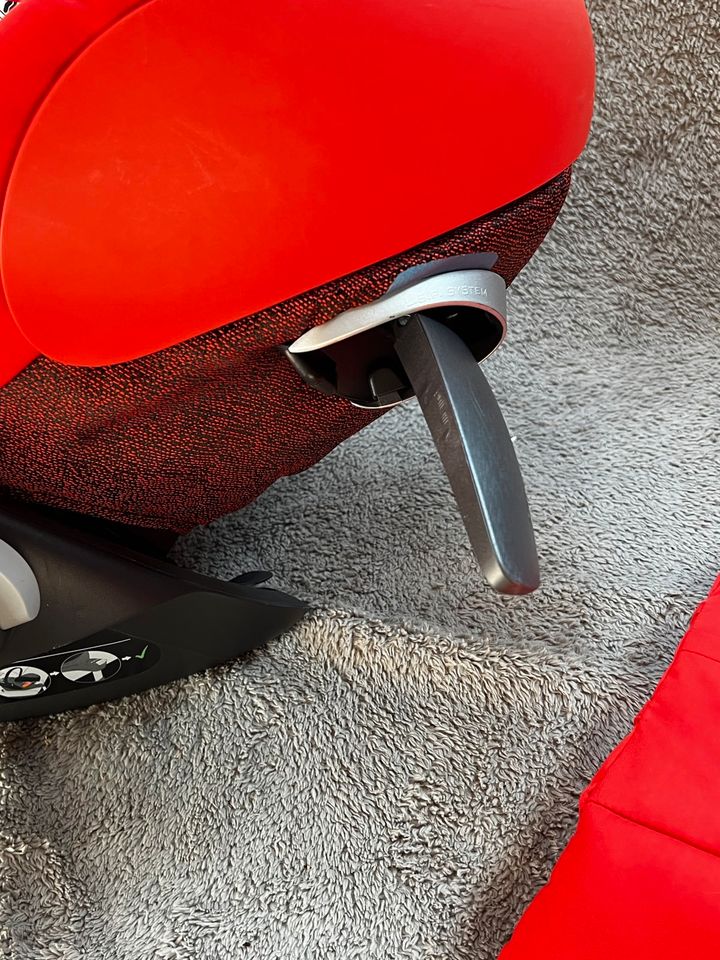 Cybex Babyschale Cloud und Isofix Base Z  in orange in Kiel