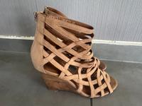Hugo Boss Damen Schuhe Leder Sandalen 38 Hessen - Petersberg Vorschau