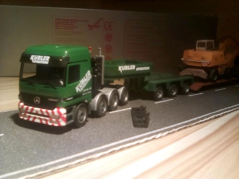 Herpa Lkw MB Actros 4157 Schwertransport Kübler mit Bagger in Leverkusen