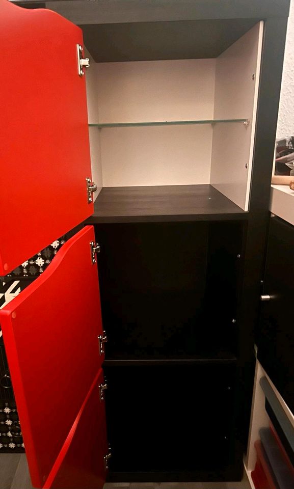 3er Kallax-Regal in schwarz mit roten Türen in Heidelberg